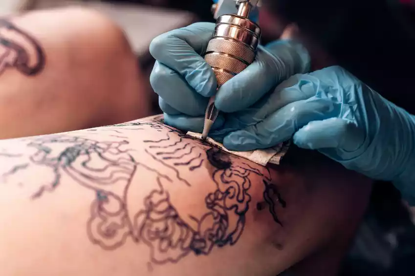 Tatuajes y Piercings seguros bajo las normas sanitarias en un nuevo curso impartido en el COFRM